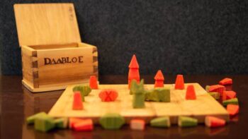 Lär dig spela det samiska brädspelet Daabloe